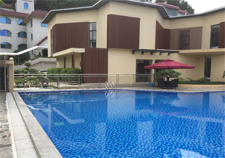 廣州蓮花山嶺南佳園度假酒店是嶺南集團下屬的旅游度假酒店，位于4A級國家風(fēng)景名勝區番禺蓮花山下，占地超過(guò)3萬(wàn)平方米，以歐陸園林風(fēng)格的建筑為主。酒店設露天游泳池，我司受邀提供泳池設備及安裝方案的設計和施工。