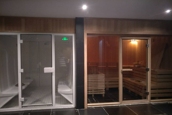 高端會(huì )所泳池設備、桑拿房均采用進(jìn)口高端品牌，由廣州搏瀾泳池設備有限公司提供安裝服務(wù)。會(huì )所主要接待業(yè)主邀請的商界要人、行業(yè)精英、金融巨子、教育泰斗等社會(huì )名流；并不對外開(kāi)放。